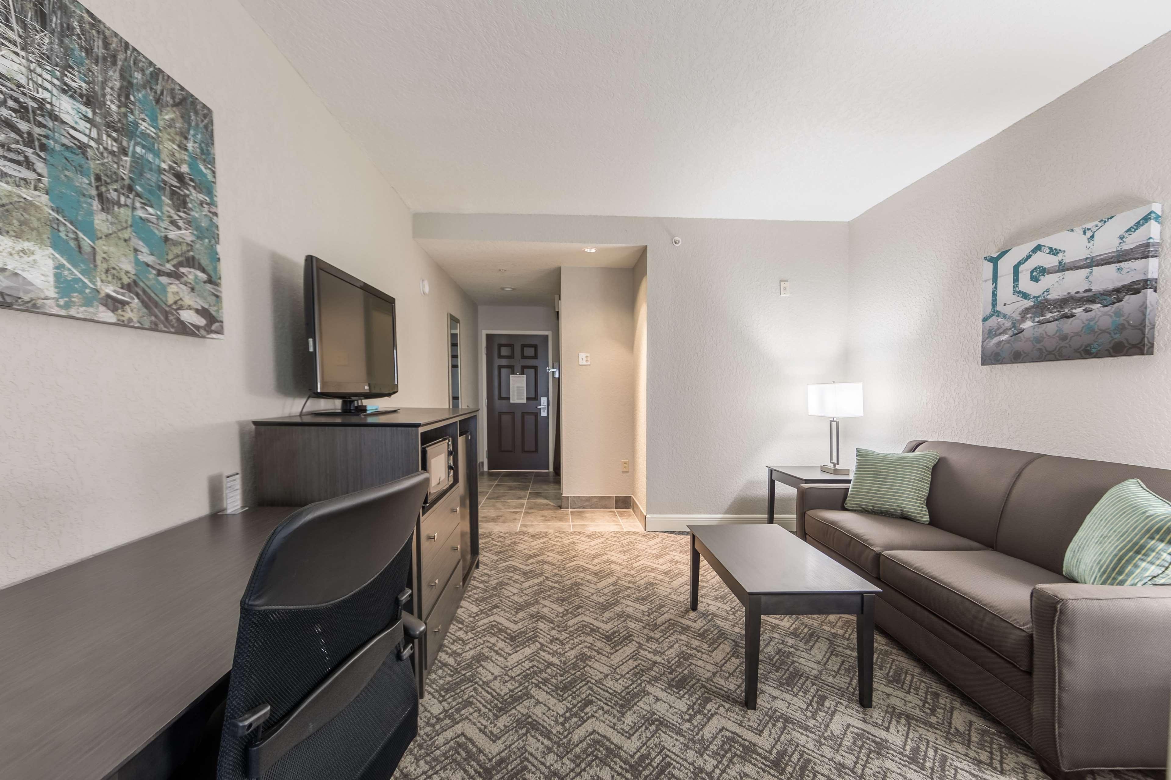 Best Western Plus Sebastian Hotel & Suites Exterior photo