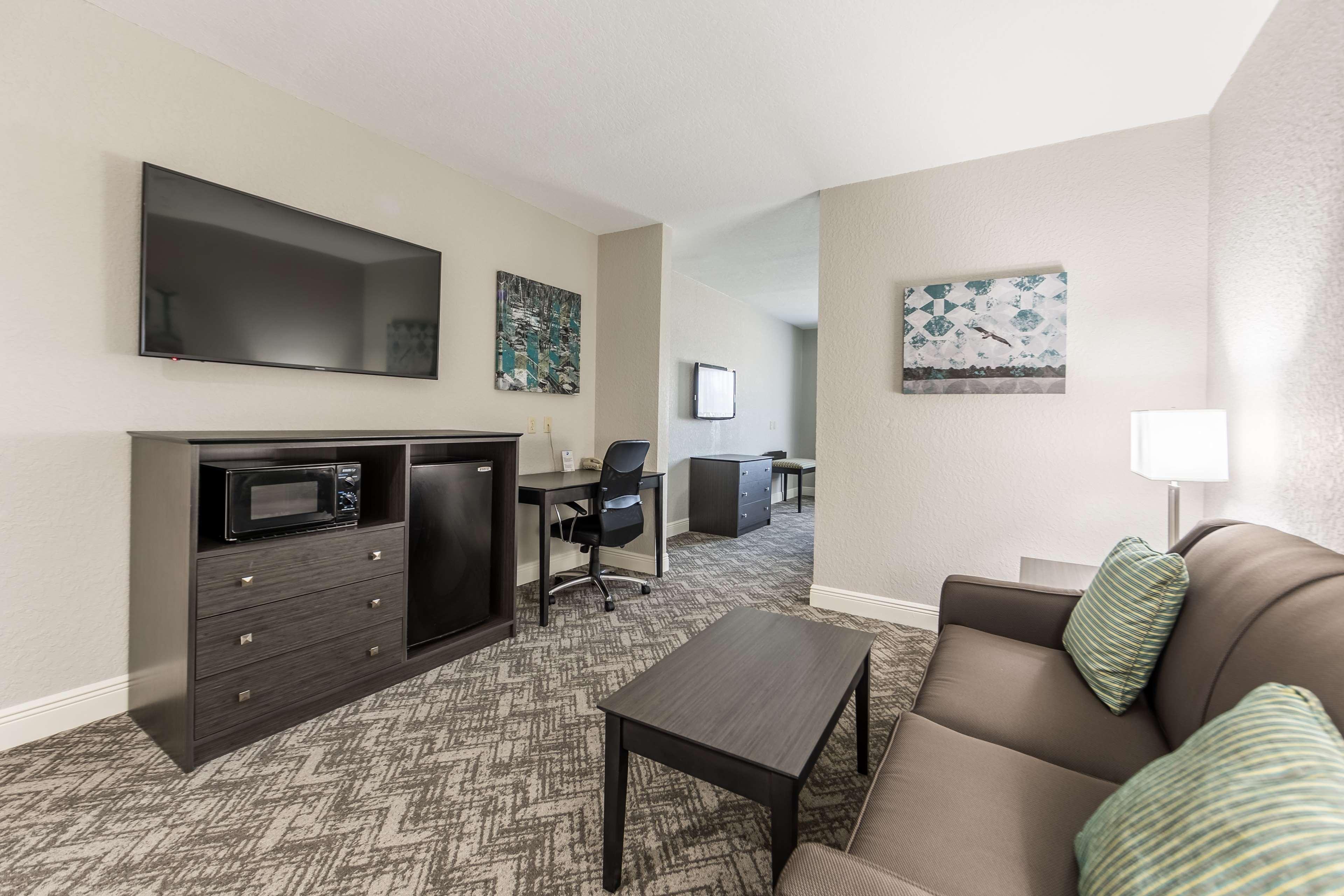 Best Western Plus Sebastian Hotel & Suites Exterior photo